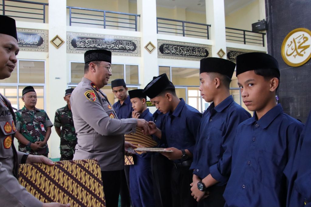 Wakapolda Sumbar Serahkan Santunan kepada Anak Yatim di Lingkungan Polda&nbsp;Sumbar