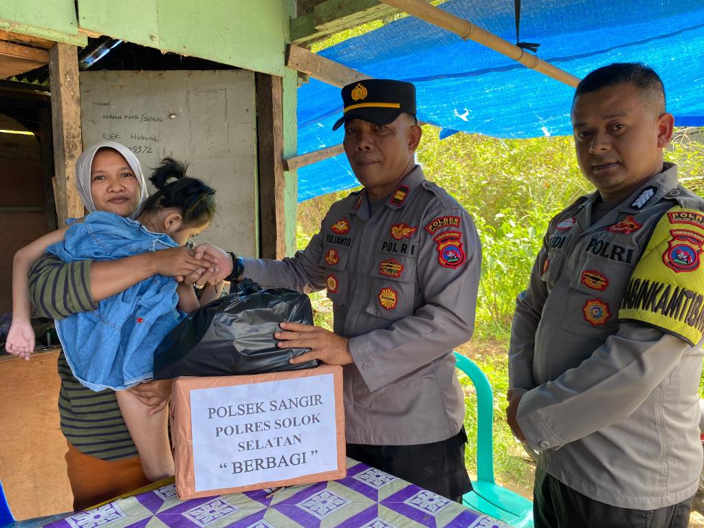 Polsek Sangir Polres Solok Selatan Berbagi Kepada Masyarakat Kurang&nbsp;Mampu