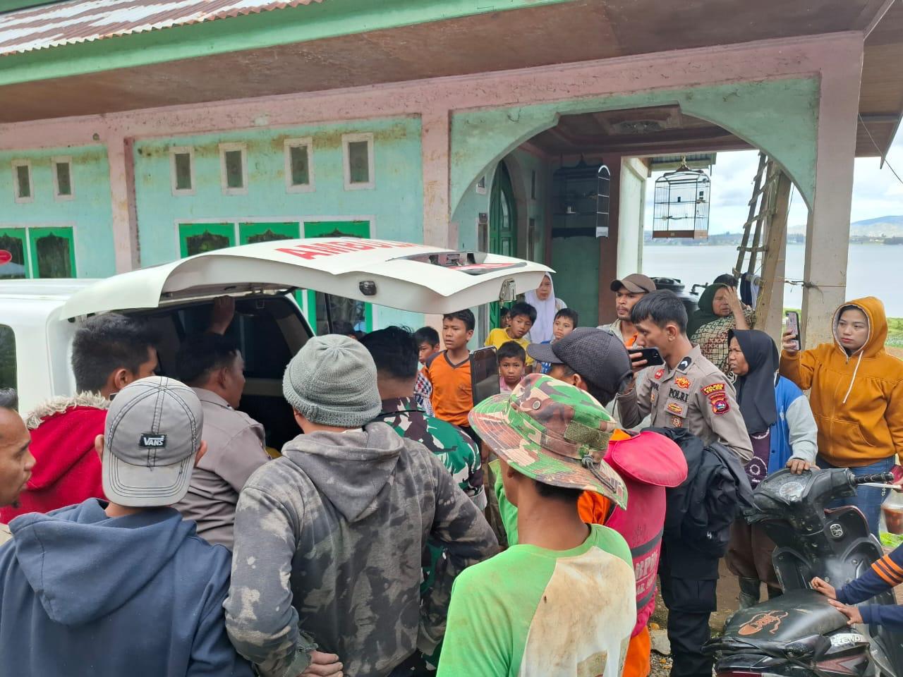 Personil Polsek Danau Kembar Bantu Evakuasi Orang Tenggelam di Danau Kembar, Kab. Solok.