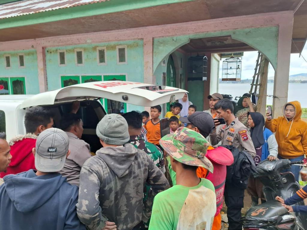 Personil Polsek Danau Kembar Bantu Evakuasi Orang Tenggelam di Danau Kembar, Kab.&nbsp;Solok.