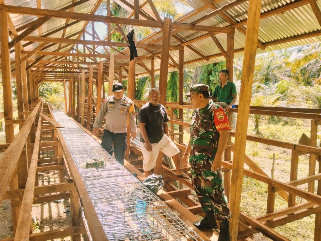 Personel Polsek Lembah Melintang Jadi Pelopor di Tengah Masyarakat Dalam Bidang Peternakan Ayam&nbsp;Petelur