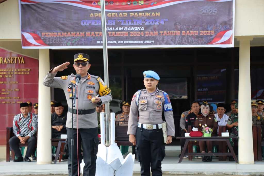 Kapolres Sijunjung pimpin Apel Gelar Pasukan Operasi Lilin Singgalang&nbsp;2024.