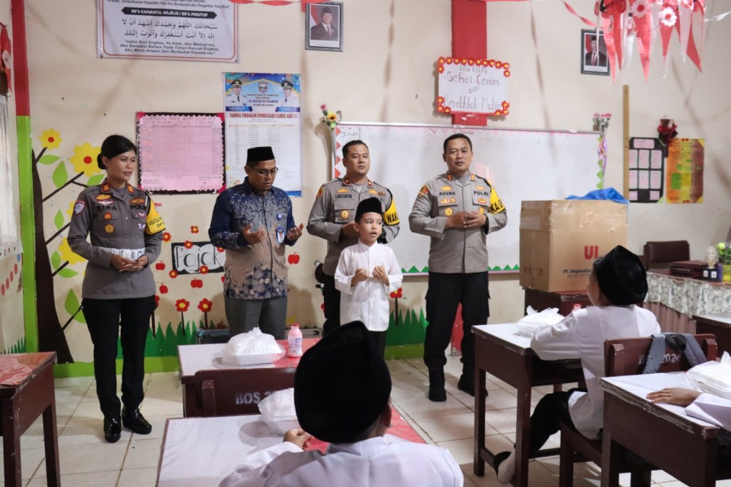 Polres Pasaman Barat Membagikan Ratusan Paket Makan Siang Bergizi Gratis Untuk Pelajar SD Negeri 09&nbsp;Pasaman