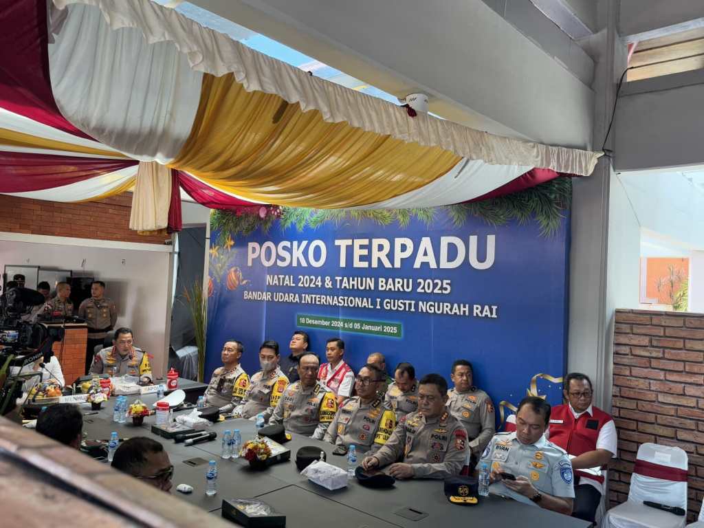 Kapolri & Panglima TNI Tinjau Posko Terpadu Operasi Lilin 2024 di Bandara I Gusti Ngurah&nbsp;Rai