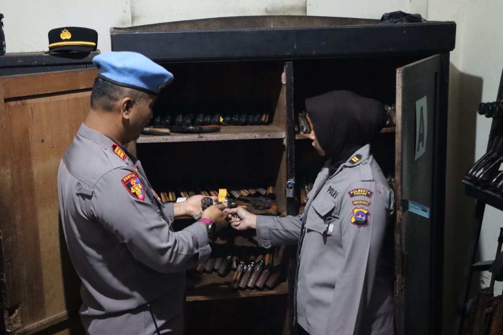 Polresta Padang lakukan pengecekan Kelengkapan Surat, serta Kelayakan Senpi Personil