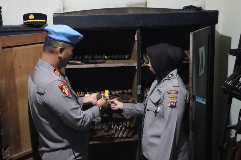 Polresta Padang lakukan pengecekan Kelengkapan Surat, serta Kelayakan Senpi&nbsp;Personil