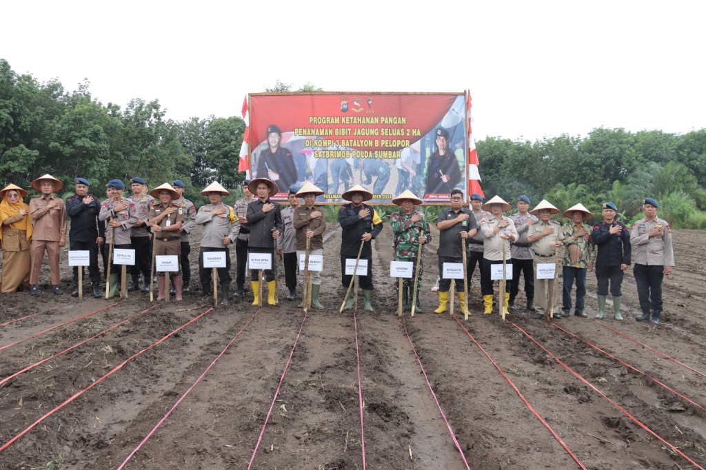 Kapolres Pasaman Barat Hadiri Penanaman Benih Jagung di Lahan Pertanian Batalyon B Pelopor Satuan Brimob Polda&nbsp;Sumbar