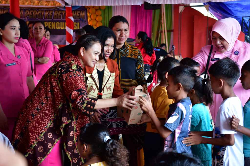 Ketua Umum Bhayangkari Rayakan Natal Bersama Korban Erupsi Gunung&nbsp;Lewotobi