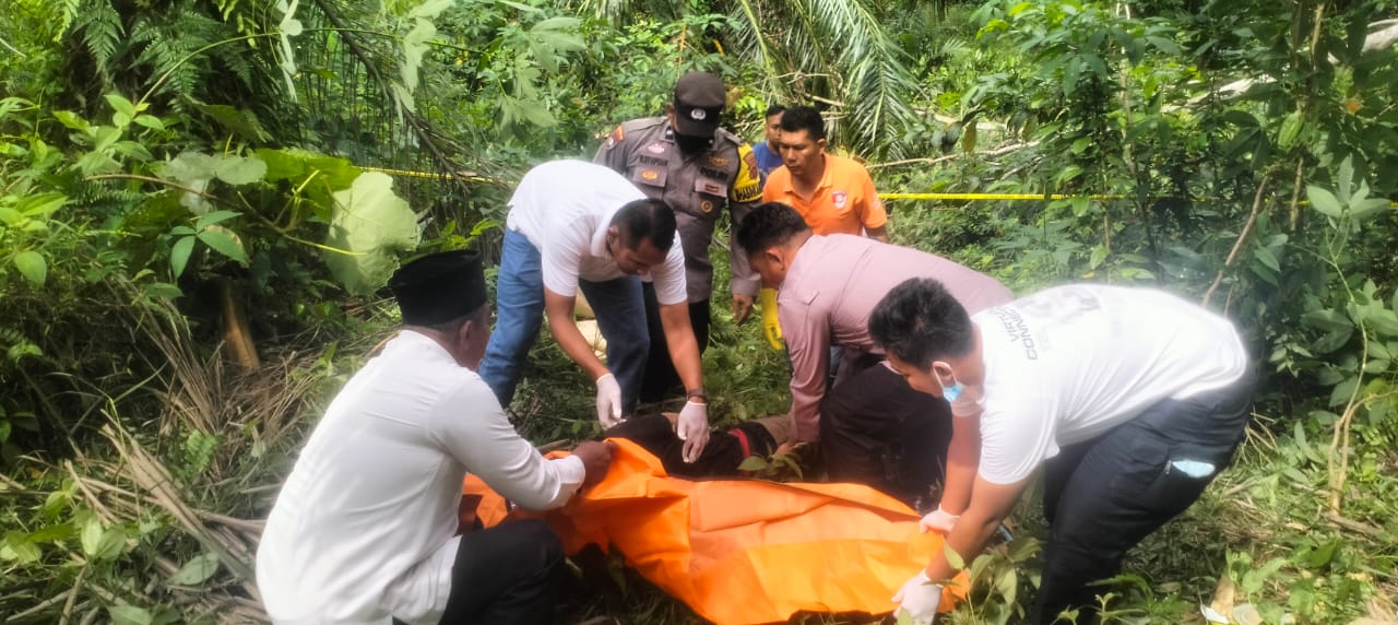 Polres Dharmasraya dan Polsek Sungai Rumbai Identifikasi Mayat Laki-laki di Telaga Biru