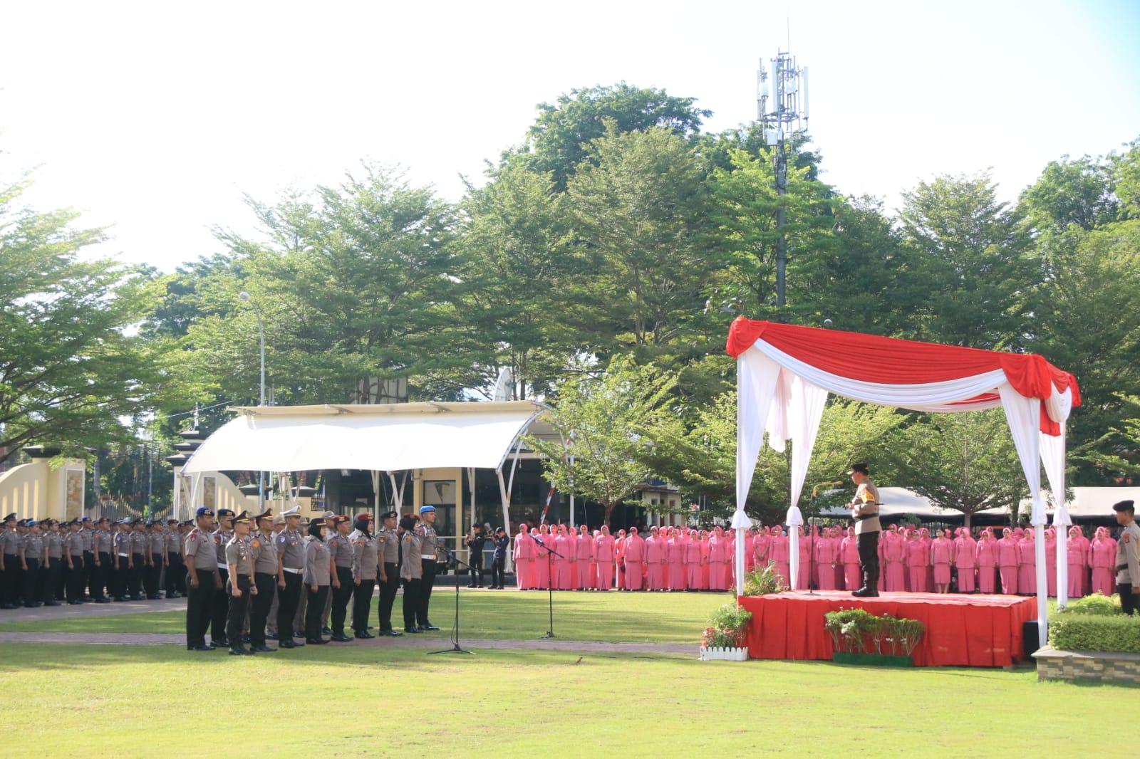 Kapolda Pimpin Upacara Kenaikan Pangkat Personel Polda Sumbar