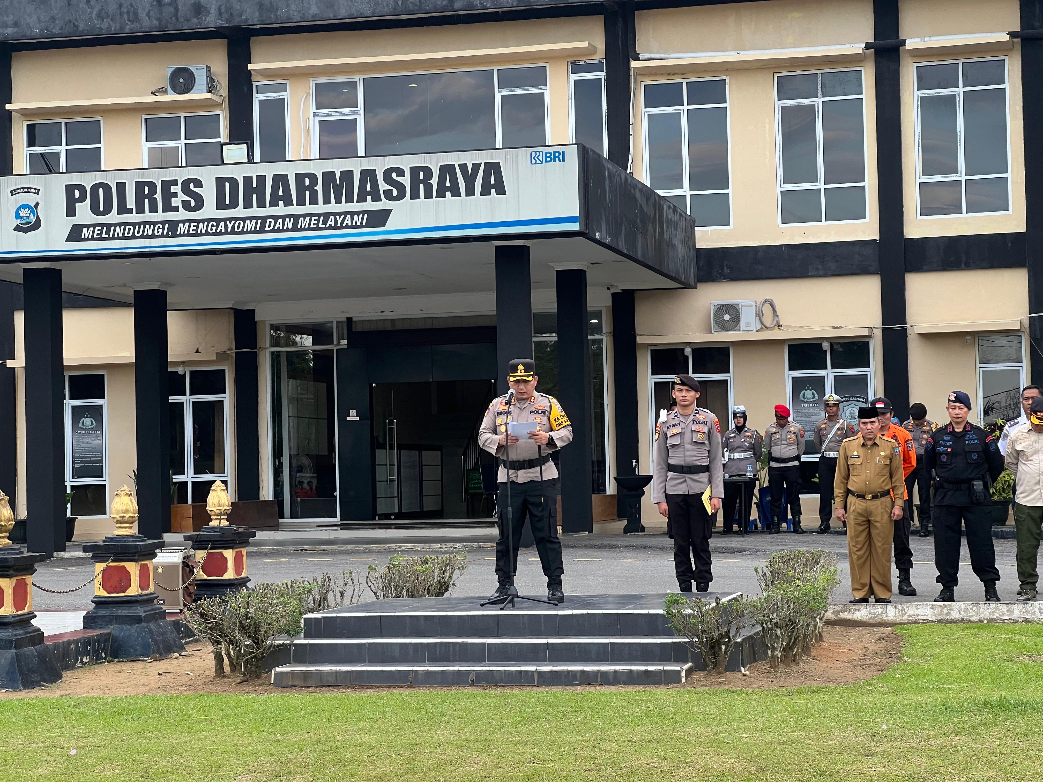 Kapolres Dharmasraya Pimpin Apel Gelar Pasukan Pengamanan Natal dan Tahun Baru 2025