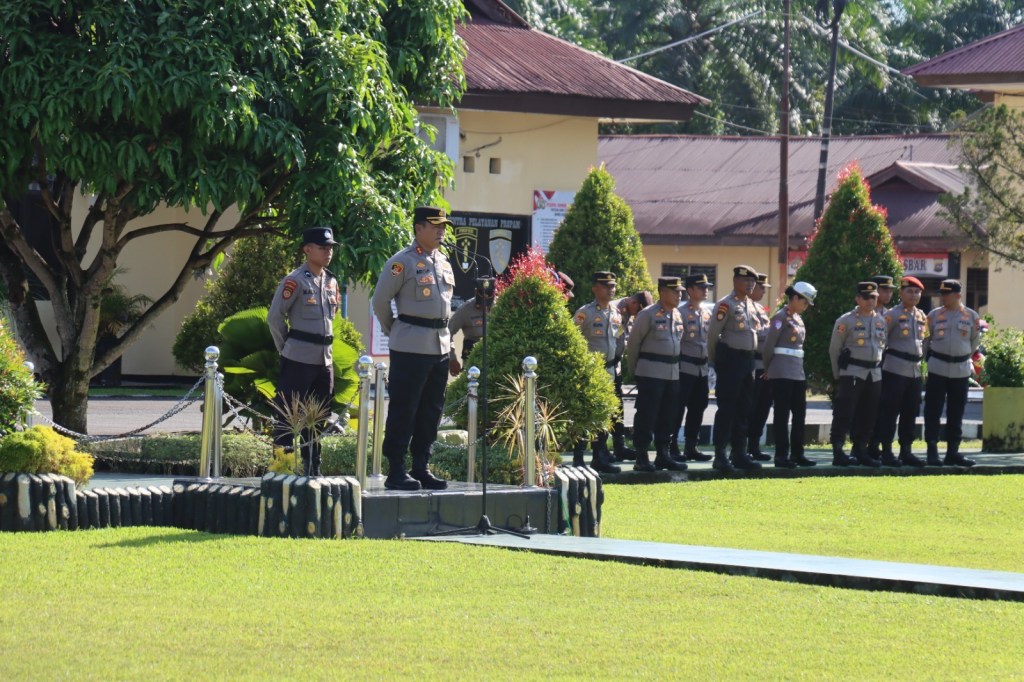 Kapolres Pasaman Barat Pimpin Apel Gelar Pengamanan Malam Tahun Baru&nbsp;2025