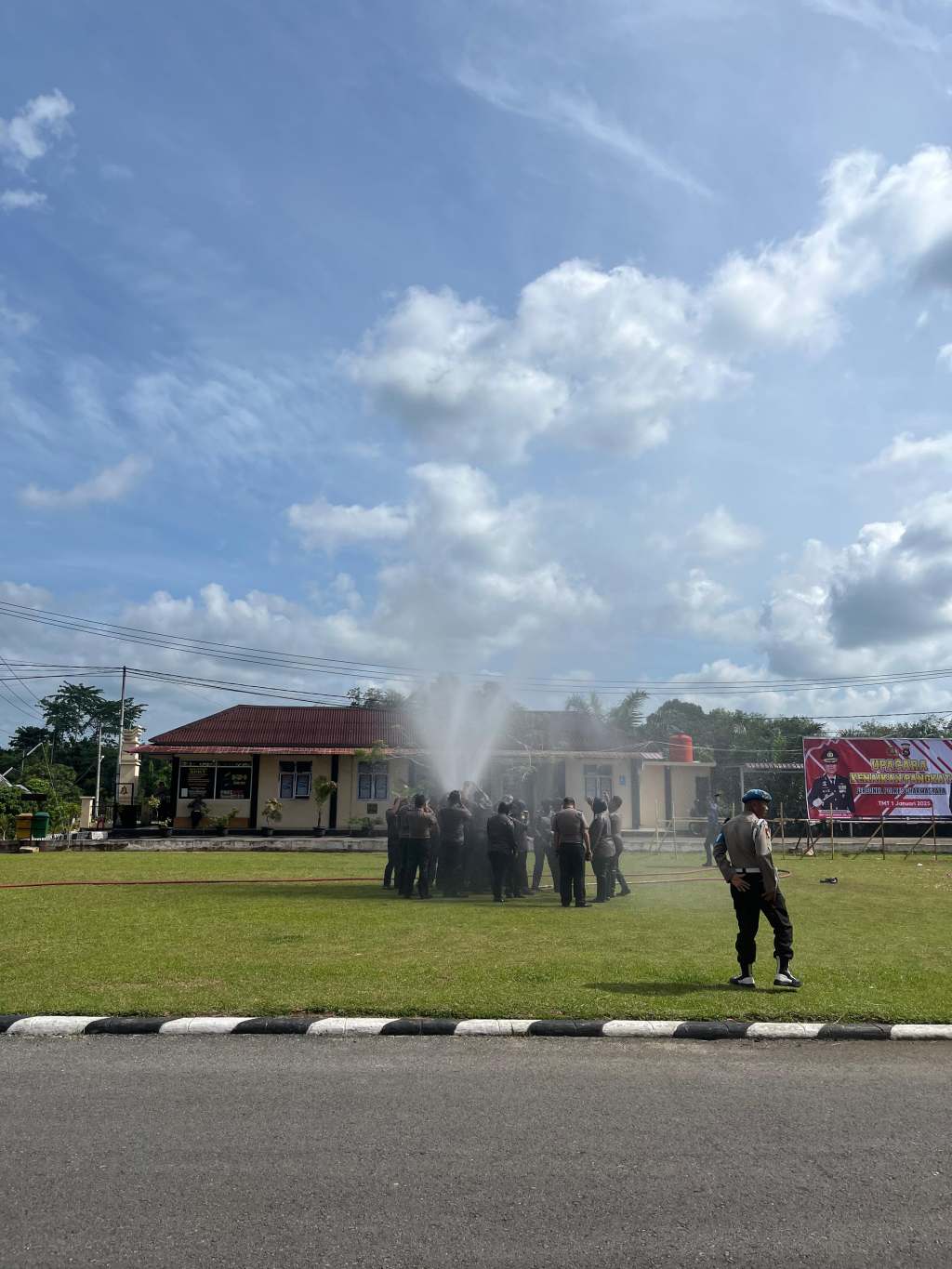 Tradisi Unik di Polres Dharmasraya, Perayaan Kenaikan Pangkat Perdana dengan Memecah Telur dan Menelusuri Batas&nbsp;Mako