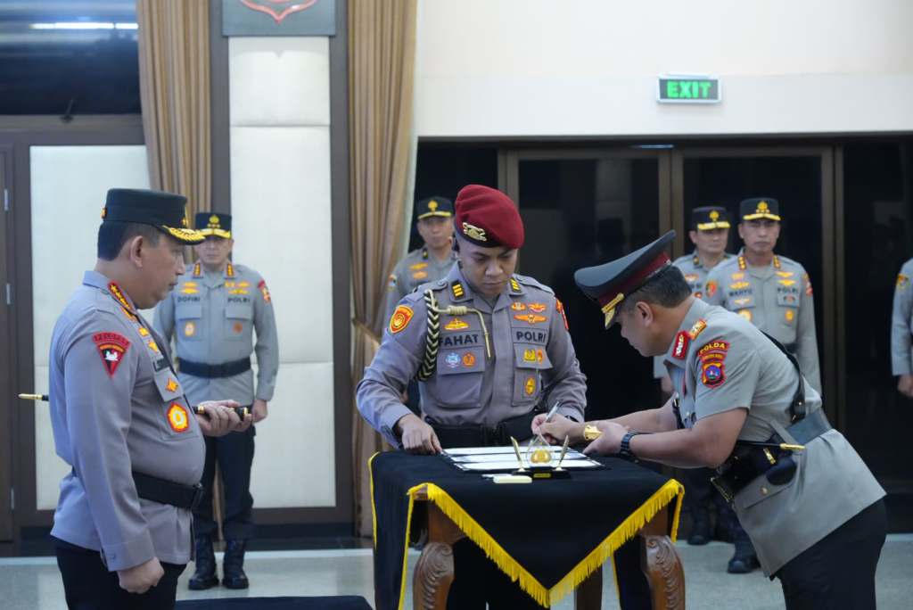 Kapolri Pimpin Sertijab Kapolda Sumbar Irjen Pol Dr. Gatot Tri Suryanta, CSFA,&nbsp;M.Si.
