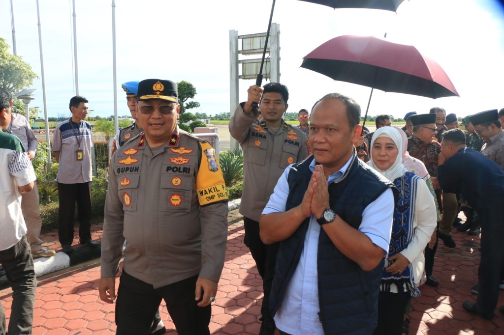 Wakapolda Sumbar bersama Forkopimda Sambut kedatangan Irjen Pol Dr. Gatot Tri Suryanta, MSi, CSFA, di Bandara Internasional&nbsp;Minangkabau