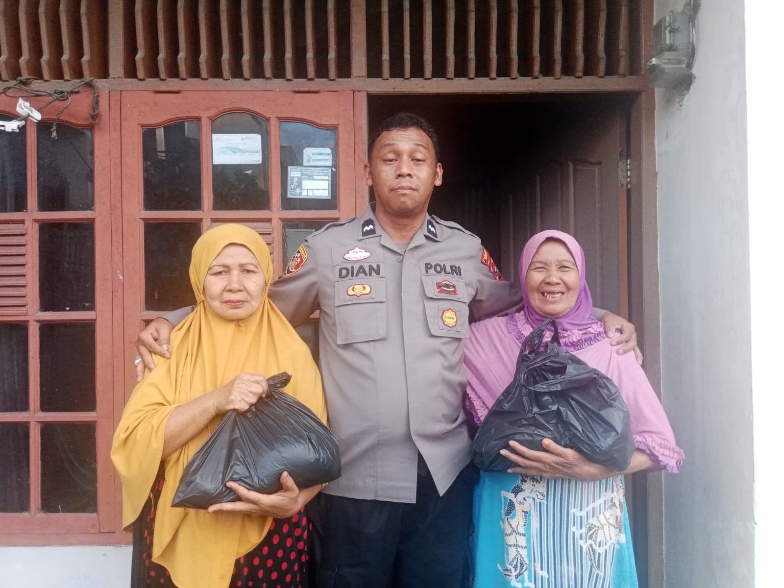 Peduli Sesama, Aipda Dian Pitok Berikan Bantuan Sembako kepada Lansia