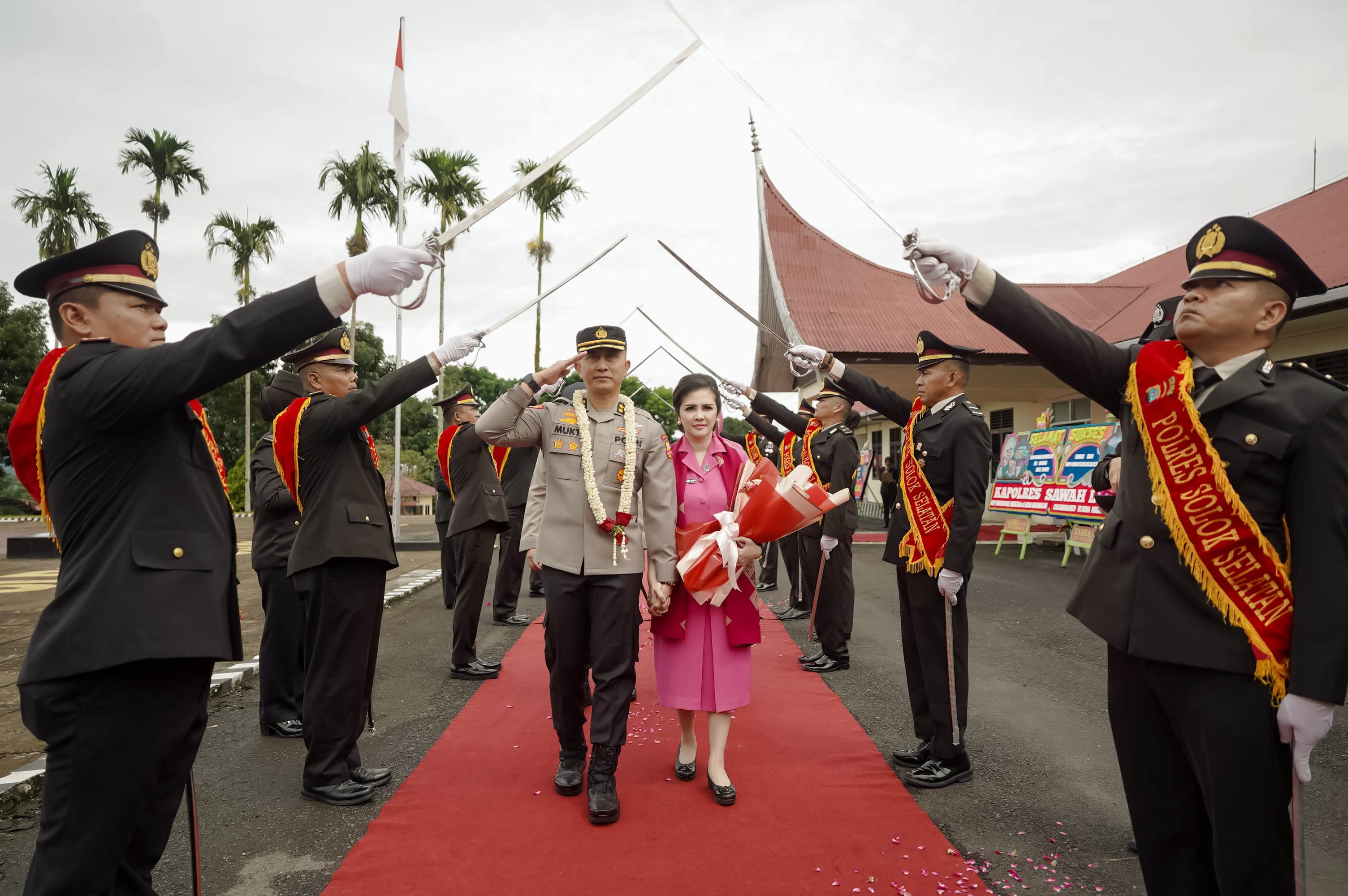 Pedang Pora Iringi Pelepasan Kapolres Solok Selatan AKBP Arief Mukti.
