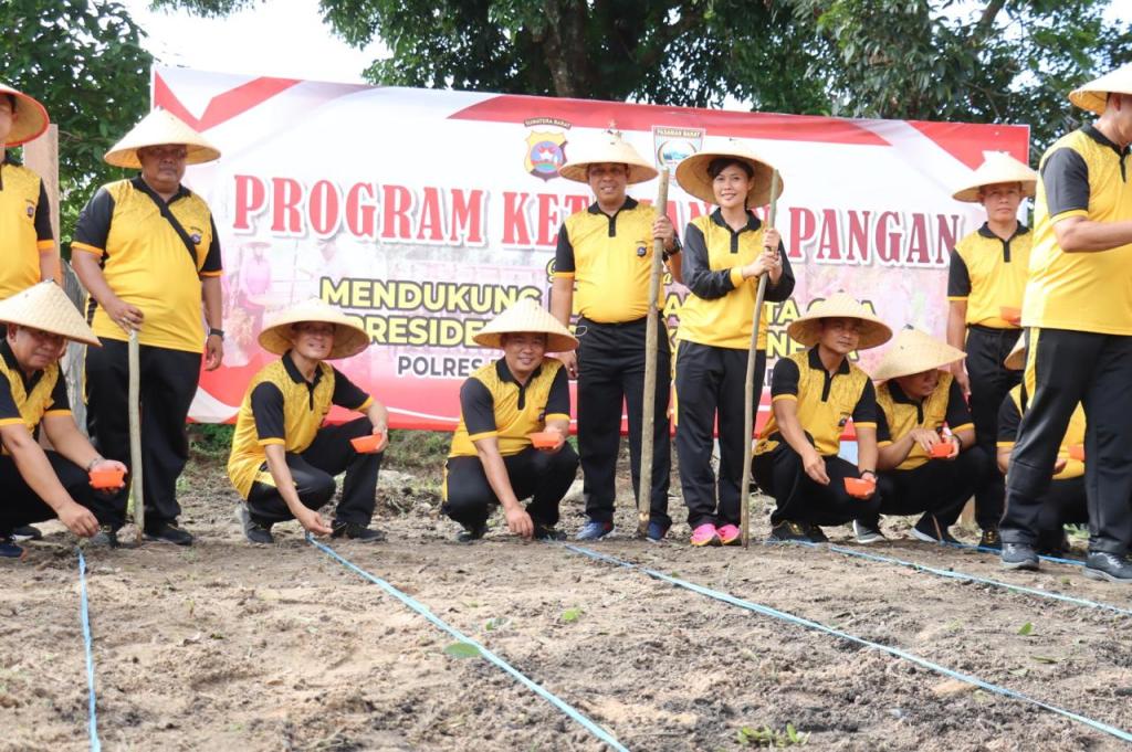 Manfaatkan Lahan Kosong dan Pencapaian Target Swasembada Pangan, Polres Pasaman Barat Gelar Penanaman Benih&nbsp;Jagung