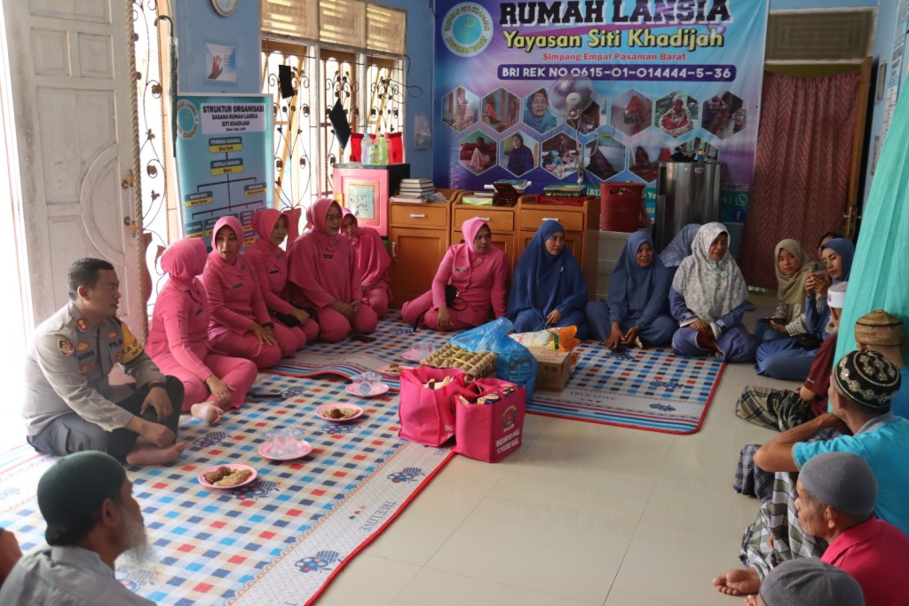 Kapolres Pasaman Barat Laksanakan Giat Bakti Sosial Bersama Bhayangkari&nbsp;Peduli