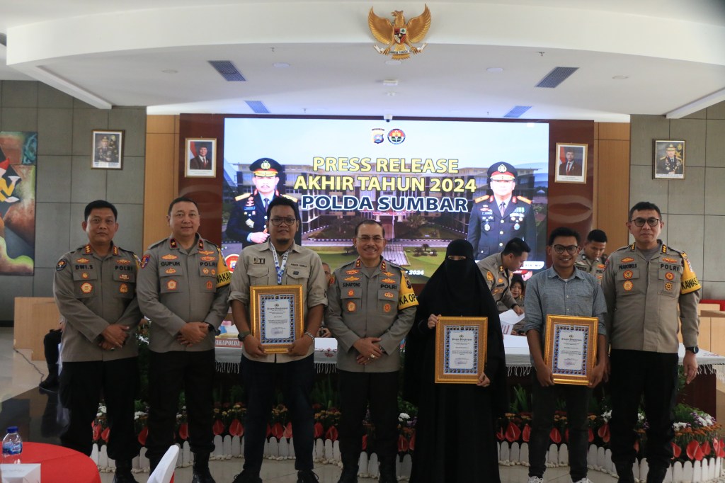 Bersinergi dan Berperan Aktif dalam Pemberitaan Kepolisian, Tiga Awak Media Terima Penghargaan dari Kapolda&nbsp;Sumbar