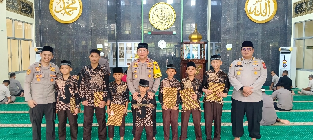 Wakapolda Berikan Santunan kepada Anak Yatim Piatu di Masjid Ar-Rahman Mapolda Sumbar