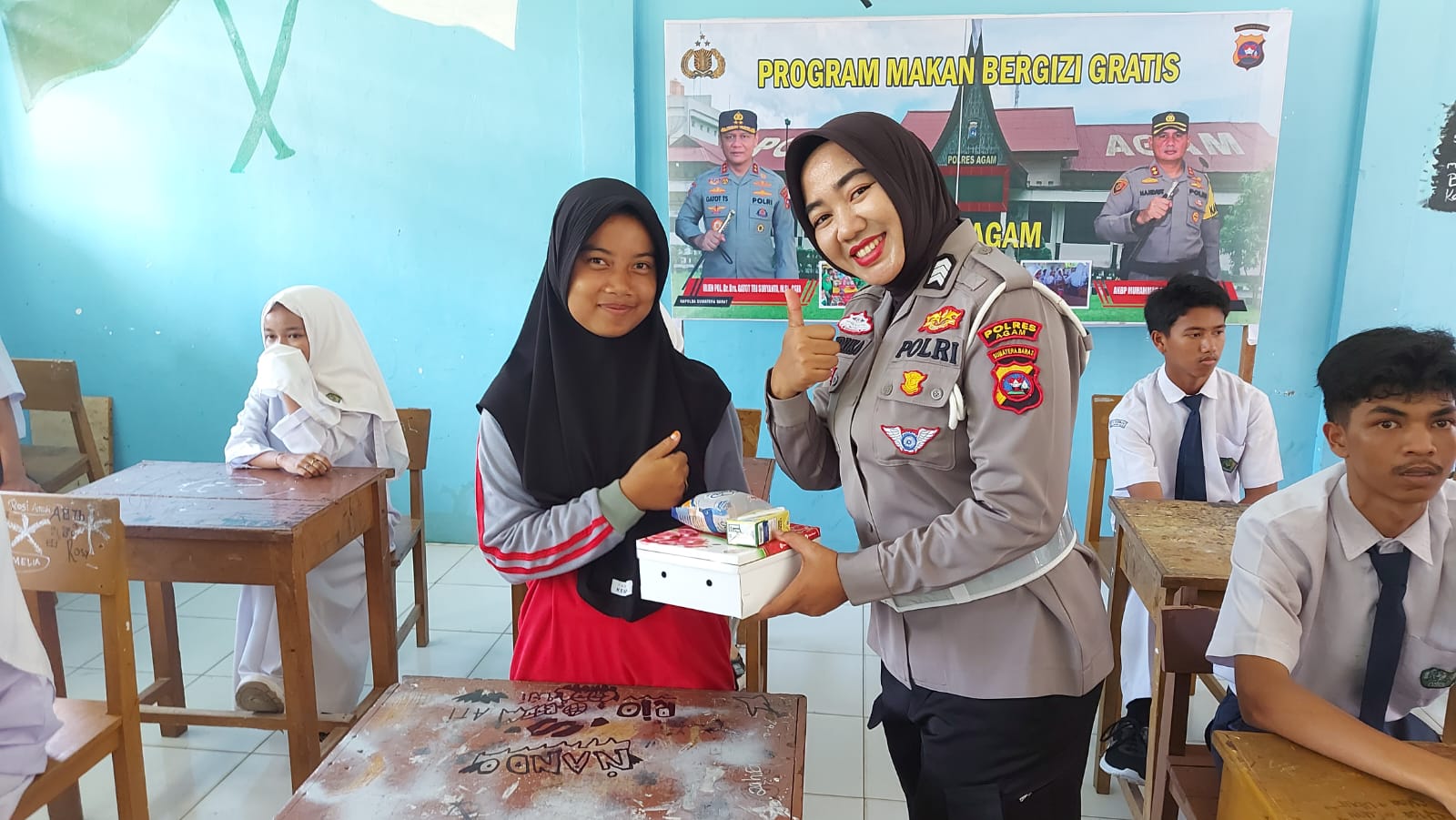 Polres Agam Berikan Makan Bergizi&nbsp; Gratis Untuk Siswa MTsS Panyinggahan Maninjau.