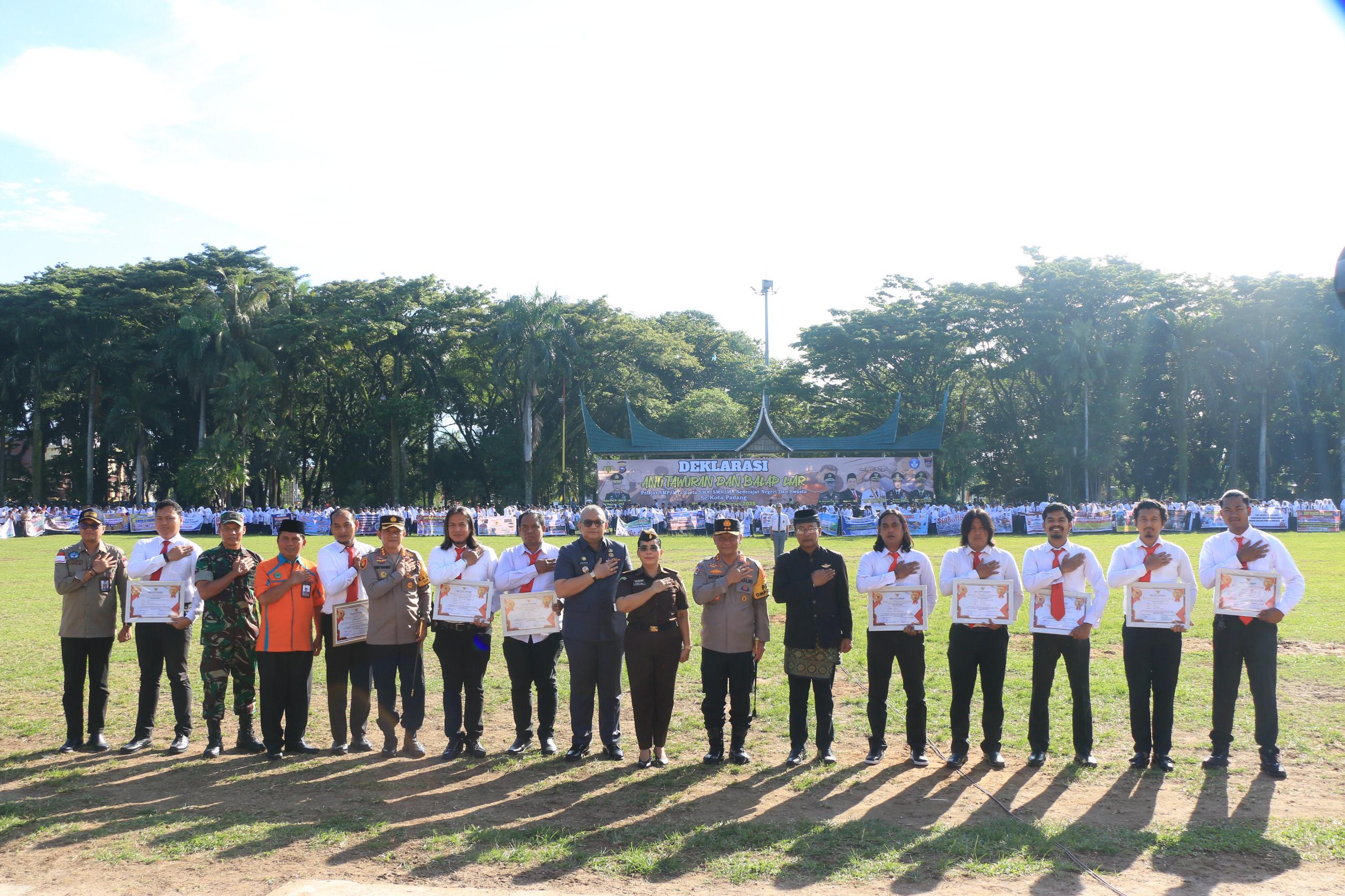 Berhasil Ungkap Kasus Tawuran dan Balap Liar di Kota Padang, Tim Klewang Satreskrim Polresta Padang Terima Penghargaan dari Kapolda Sumbar