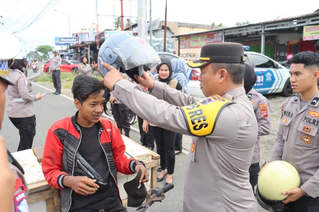 Kapolres Pasaman Barat Bagikan Helm Gratis Dalam Rangka Operasi Keselamatan Singgalang&nbsp;2025