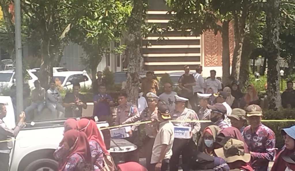 Polres Agam Kawal Demo PPDI Agam dengan&nbsp;Humanis