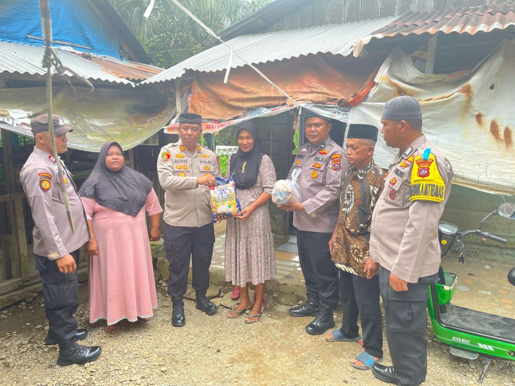 Polsek Ranah Batahan Berikan Bantuan Sembako Kepada Masyarakat Dalam Kegiatan Jumat&nbsp;Berkah