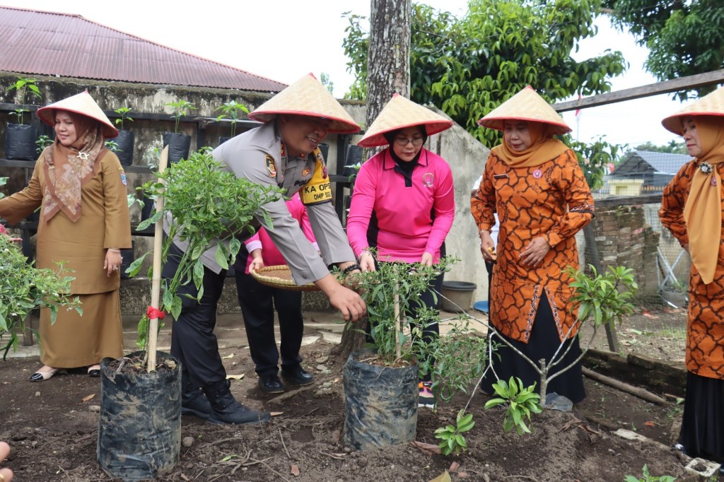 Polres Pasaman Barat Manfaatkan Lahan Produktif Guna Percepatan Swasembada Pangan dan Program Makan Bergizi&nbsp;Gratis