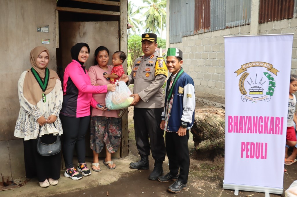 Kapolres Pasaman Barat Bersama HMI Berikan Bantuan Sembako Untuk Masyarakat Yang&nbsp;Membutuhkan