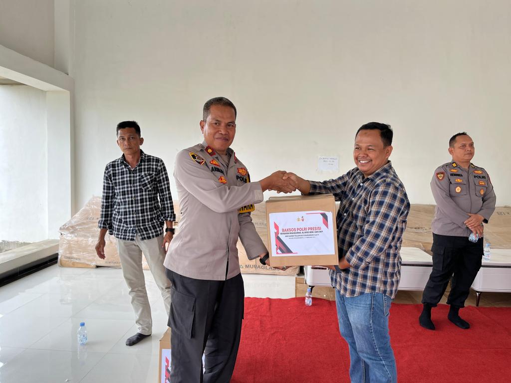 Polres Dharmasraya Gelar Silaturrahmi dan Bagikan Bantuan Sosial Kepada Mahasiswa dan Ponpes Sambut Bulan Suci Ramadhan 1446&nbsp;H