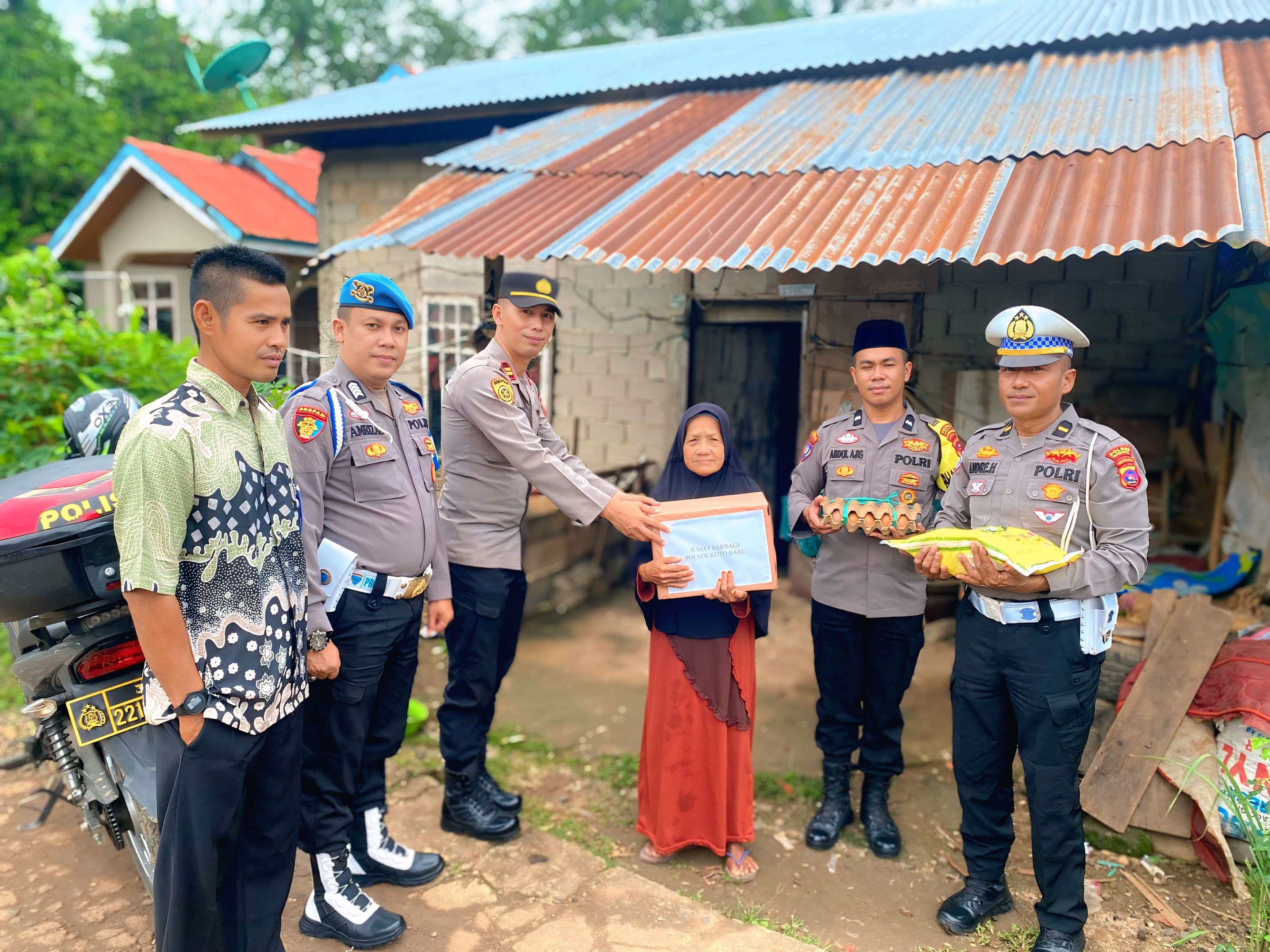 Polsek Koto Baru Jumat Berbagi, bagikan&nbsp; Bantuan Sembako Kepada Warga
