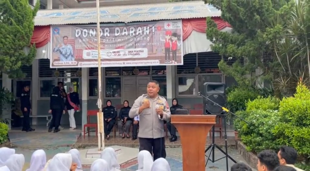 Bidhumas Polda Sumbar Berikan Sosialisasi Bijak Bermedia Sosial di SMA 1 Pertiwi&nbsp;Padang