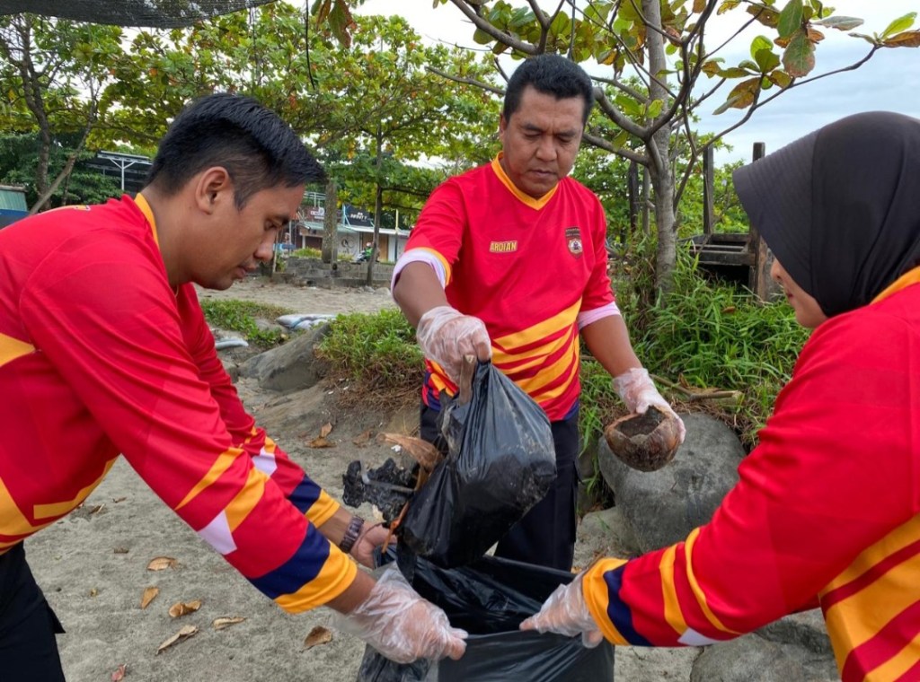 Ditpamobvit Polda Sumbar Gelar Aksi Bersih Pantai, Wujud Kepedulian Terhadap&nbsp;Lingkungan