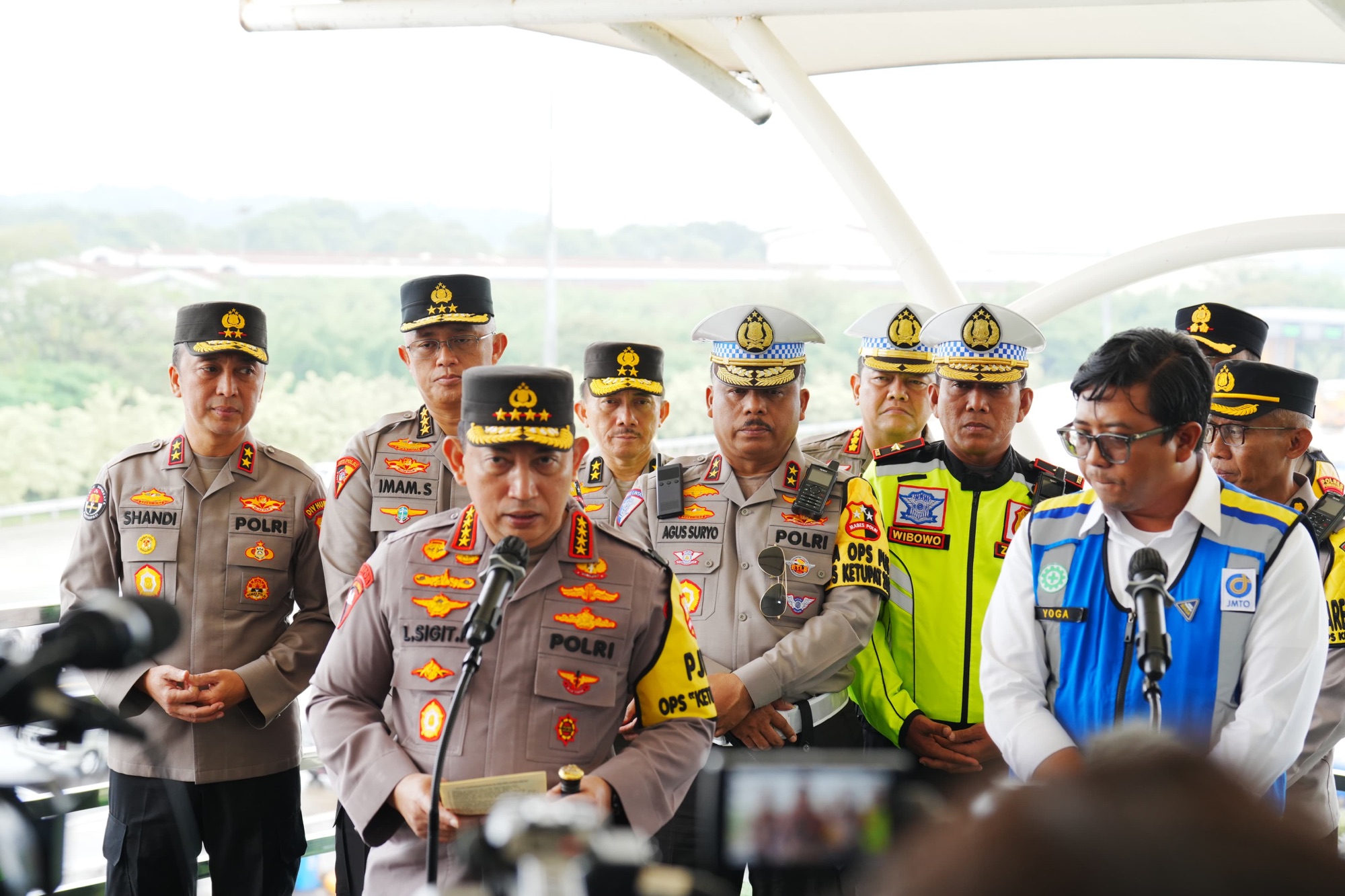 Tinjau Tol Cikampek, Kapolri Instruksikan Jajaran Beri Pelayanan Maksimal Jelang Puncak Arus Mudik Lebaran