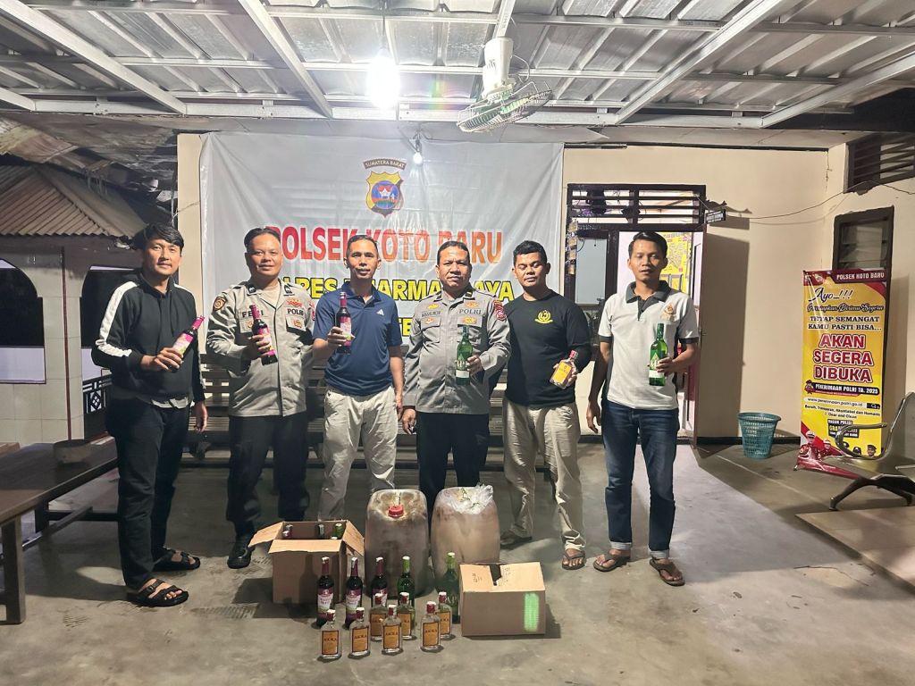 Operasi Pekat Singgalang 2025, Sejumlah Minuman Keras dan Tuak Ilegal Disita Polsek Koto&nbsp;Baru