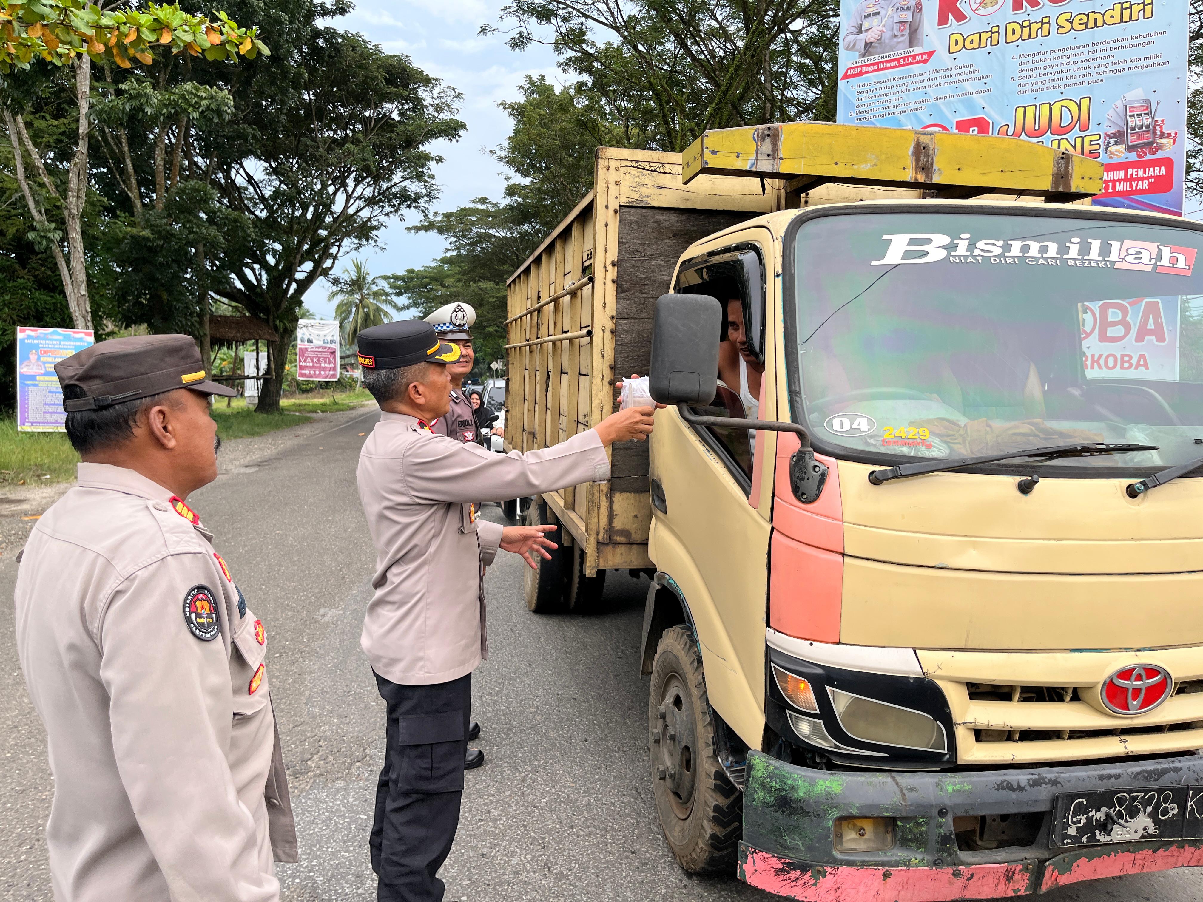 Kapolres Dharmasraya Pimpin Pembagian Takjil kepada Pengendara di Depan Mapolres