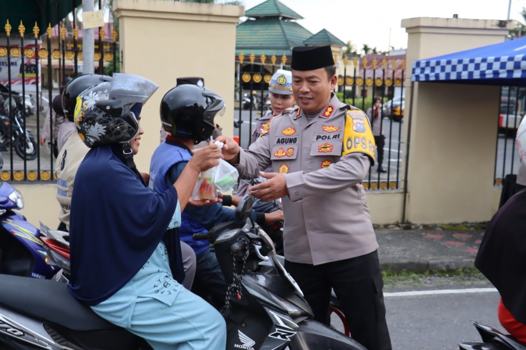 Kapolres Pasaman Barat Bagikan Ratusan Takjil Kepada Masyarakat di Kabupaten Pasaman&nbsp;Barat