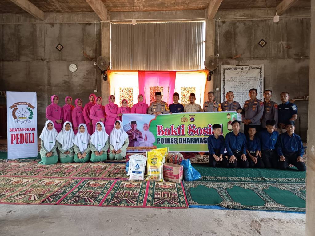 Polres Dharmasraya dan Bhayangkari Gelar Bakti Sosial di Pesantren Ulul Albab Koto&nbsp;Baru