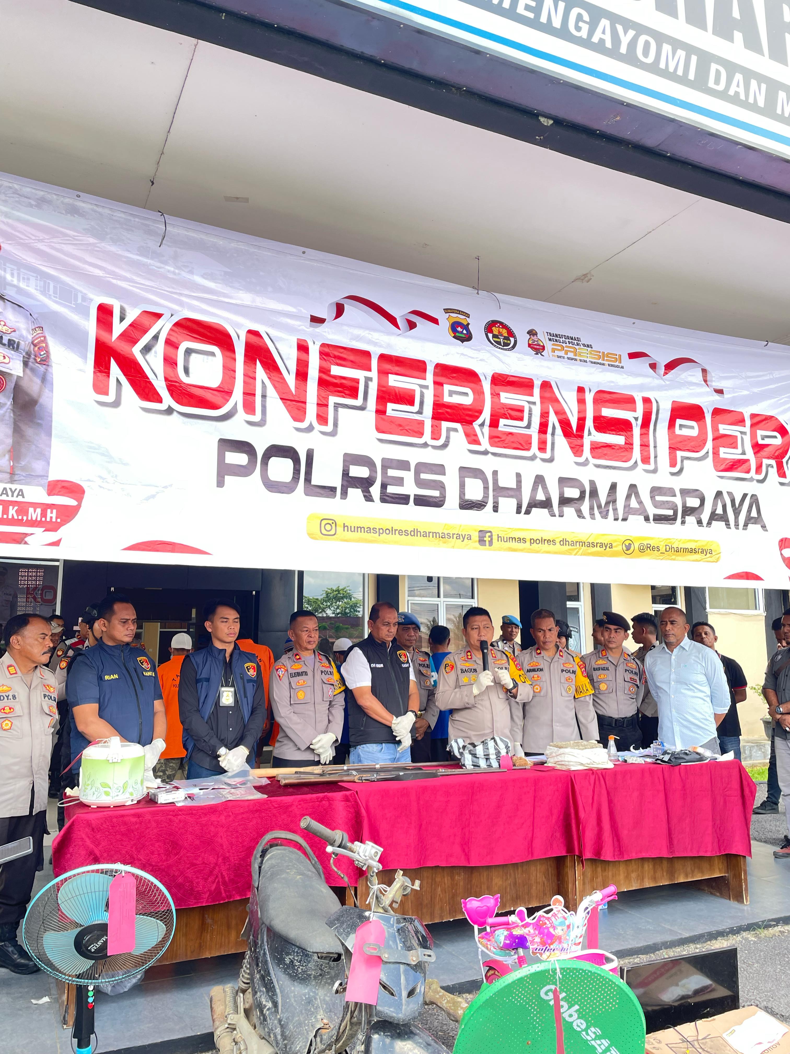 Polres Dharmasraya Gelar Konferensi Pers Ungkap Kasus Menonjol Selama Maret 2025, Dua Pelaku Curas Diamankan