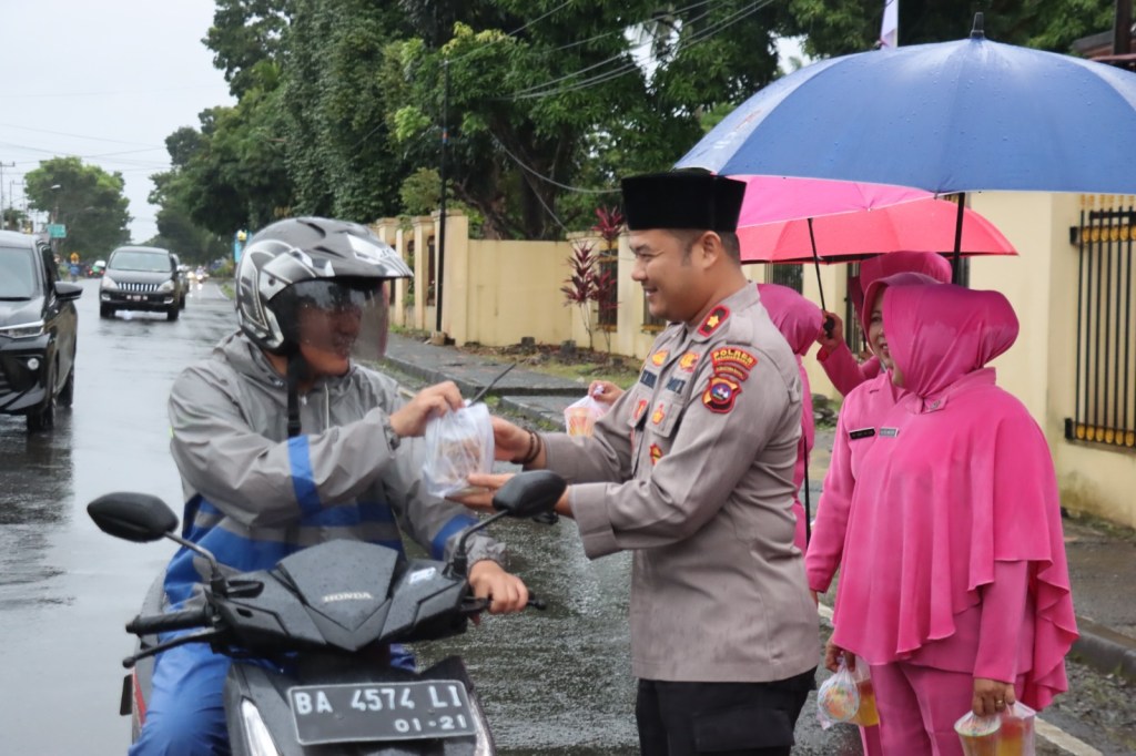 Jelang Waktu Berbuka Puasa, Kapolres Pasaman Barat bersama Bhayangkari Peduli membagikan Takjil Kepada&nbsp;Masyarakat