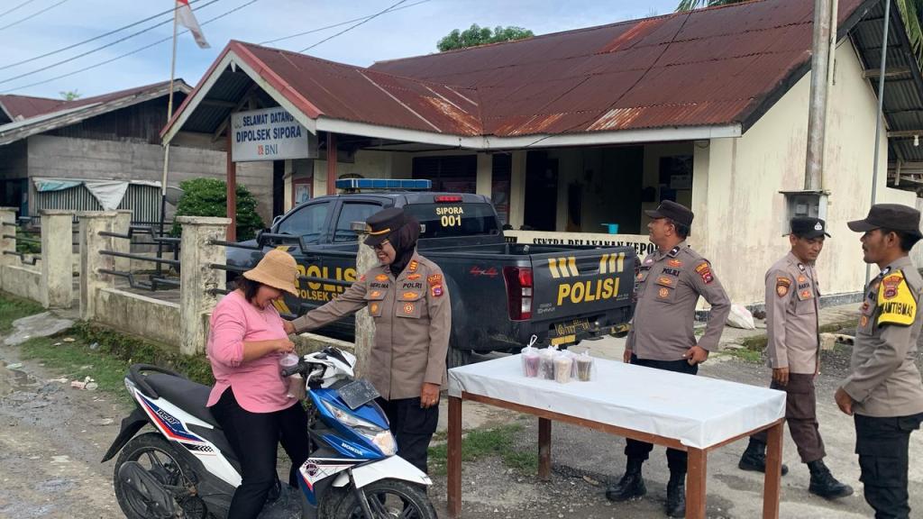 Kapolsek Sipora Bagikan Takjil untuk Masyarakat Sioban di Depan Mako Polsek&nbsp;Sipora