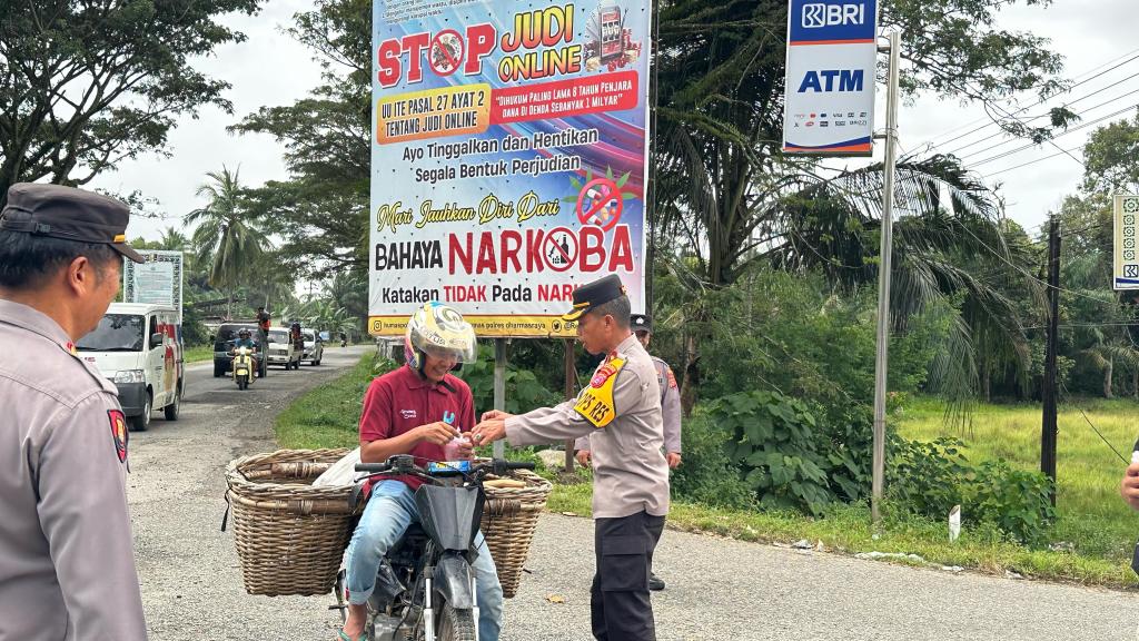 Kapolres Dharmasraya Bagikan Takjil kepada Pengguna&nbsp;Jalan