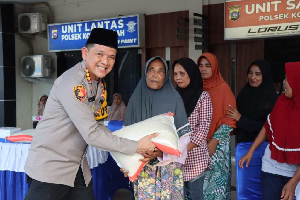 Polresta Padang salurkan bantuan sembako kepada kaum&nbsp;dhuafa