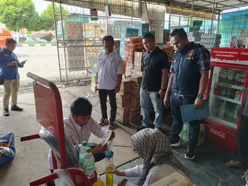 Polres Dharmasraya Lakukan Pengecekan Minyakita di Grosir dan&nbsp;Kios