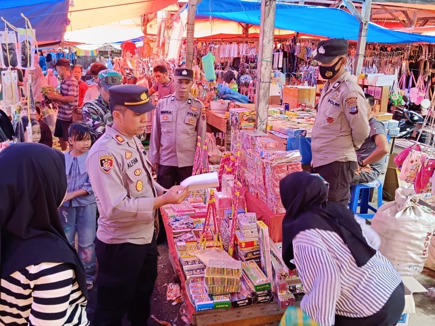 Ciptakan Keamanan dan Kenyamanan di Bulan Ramadhan, Polsek Kinali Gelar Razia Petasan di Pasar Durian Kilangan dan Padang Canduh Pasaman Barat