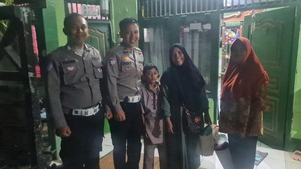 Aksi Mulia Polisi Bantu Ibu-Anak yang Kehabisan Tiket Bus&nbsp;Mudik