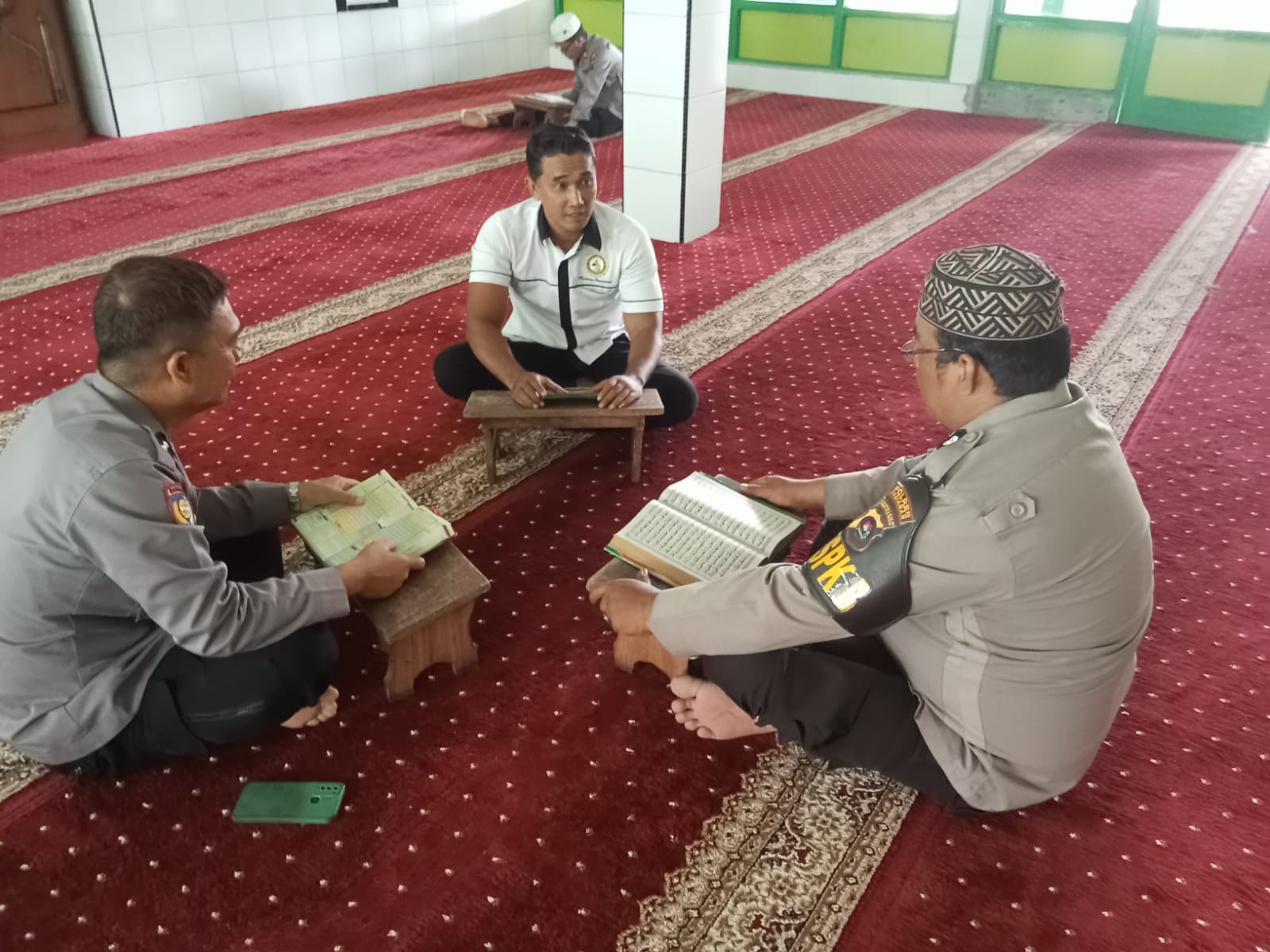 Kegiatan One Day One Khatam Al-Qur’an Polsek Kota Pariaman di mesjid Mujahidin&nbsp; Kampung Jawa II